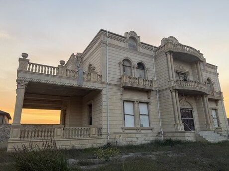 10 otaqlı həyət evi/bağ evi - Şüvəlan q. - 1300 m²