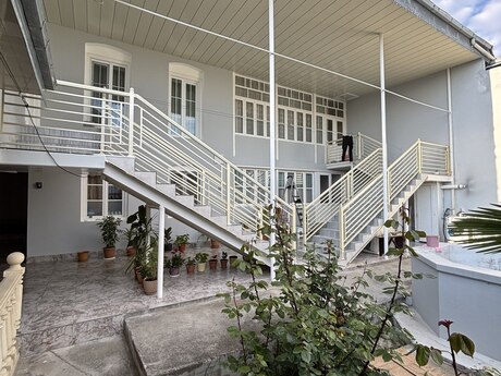 6 otaqlı həyət evi/bağ evi - Şəki - 200 m²