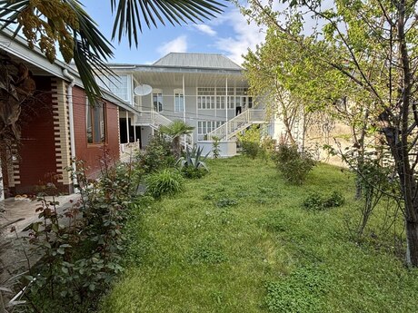 6 otaqlı həyət evi/bağ evi - Şəki - 200 m²