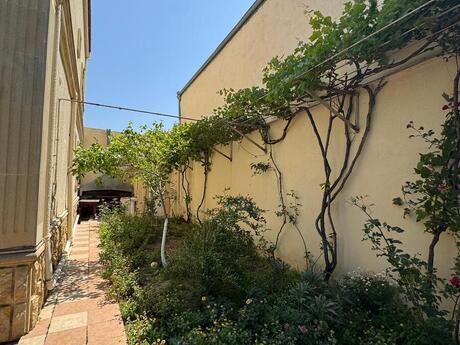 7 otaqlı həyət evi/bağ evi - Novxanı q. - 200 m²
