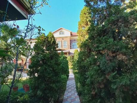 6 otaqlı həyət evi/bağ evi - Novxanı q. - 600 m²