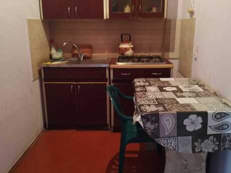 1 otaqlı həyət evi/bağ evi - İnşaatçılar m. - 10 m²