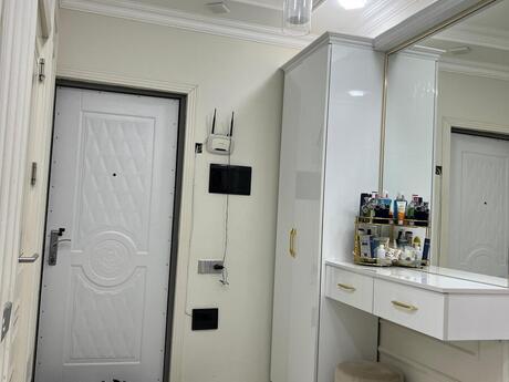 3 otaqlı köhnə tikili - İnşaatçılar m. - 100 m²