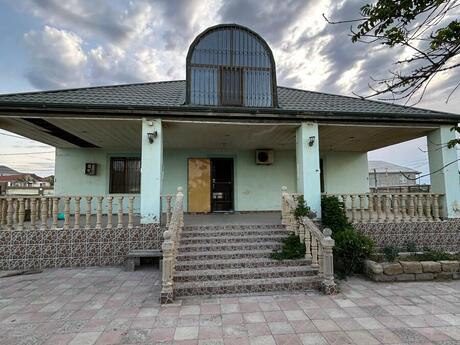 4 otaqlı həyət evi/bağ evi - Pirşağı q. - 270 m²