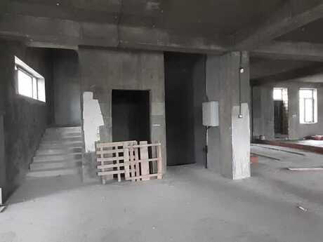 Obyekt - İnşaatçılar m. - 1100 m²