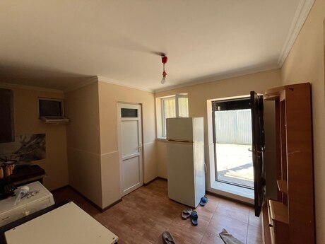 2 otaqlı həyət evi/bağ evi - İnşaatçılar m. - 50 m²