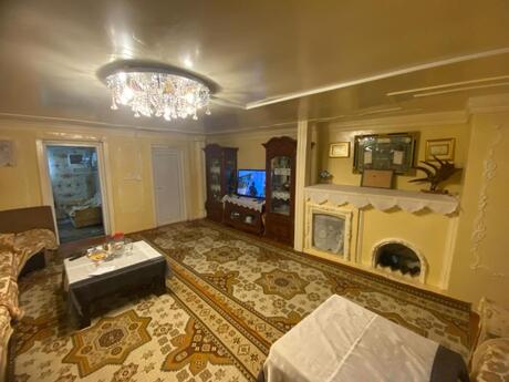 10 otaqlı həyət evi/bağ evi - Novxanı q. - 250 m²