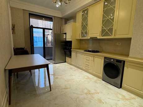 2-комн. новостройка - м. 28 мая - 85 м²