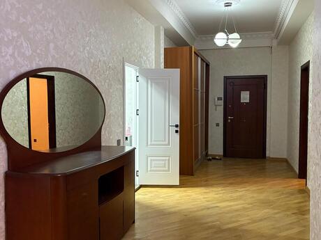 3-комн. новостройка - м. Сахил - 190 м²
