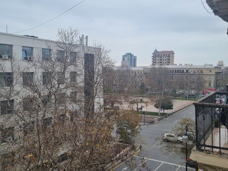 2 otaqlı köhnə tikili - 28 May m. - 70 m²