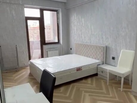 3-комн. новостройка - м. 28 мая - 100 м²