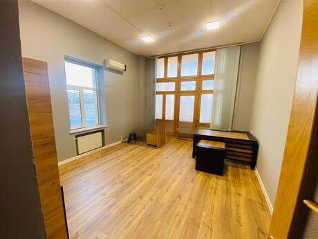 4-комн. офис - м. Элмляр Академиясы - 135 м²