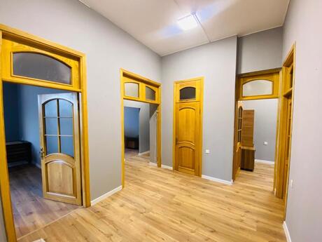 4-комн. офис - м. Элмляр Академиясы - 135 м²