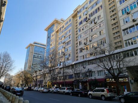 3-комн. вторичка - м. Сахил - 70 м²