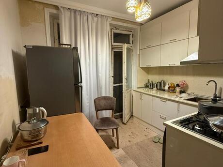 3 otaqlı köhnə tikili - Azadlıq Prospekti m. - 90 m²