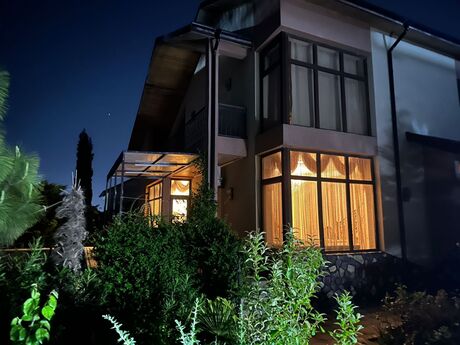 7 otaqlı həyət evi/bağ evi - Mərdəkan q. - 250 m²