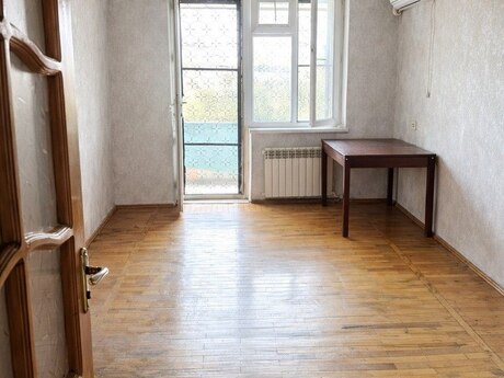 3-комн. вторичка - м. Нефтчиляр - 70 м²