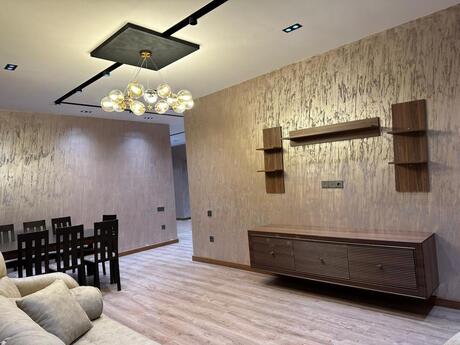 3-комн. новостройка - м. 8 ноября - 148 м²