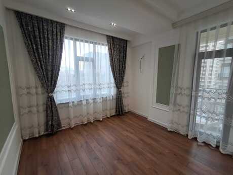 3-комн. новостройка - м. 28 мая - 80 м²