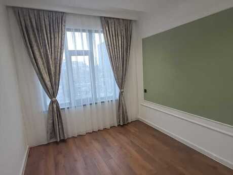 3-комн. новостройка - м. 28 мая - 80 м²