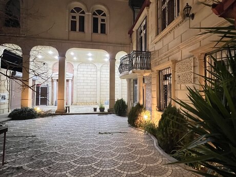6 otaqlı həyət evi/bağ evi - Nəsimi m. - 370 m²