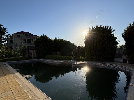 5 otaqlı həyət evi/bağ evi - Novxanı q. - 600 m²