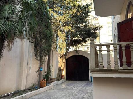 7 otaqlı həyət evi/bağ evi - Nəsimi r. - 700 m²