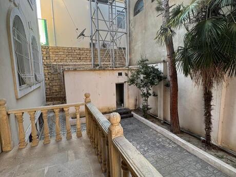 7 otaqlı həyət evi/bağ evi - Nəsimi r. - 700 m²