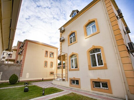 8 otaqlı həyət evi/bağ evi - Badamdar q. - 400 m²