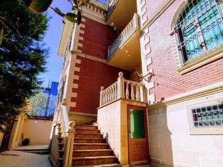 7 otaqlı həyət evi/bağ evi - Nəriman Nərimanov m. - 622 m²