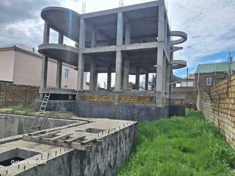 8 otaqlı həyət evi/bağ evi - Novxanı q. - 500 m²