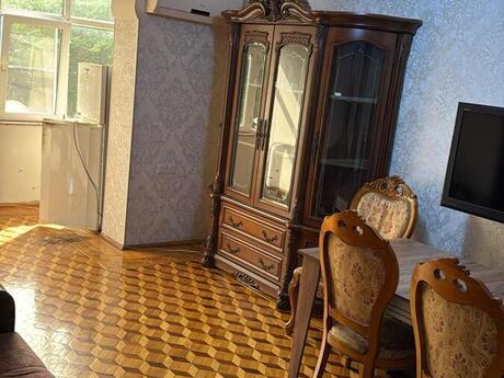 3 otaqlı köhnə tikili - 8 Noyabr m. - 80 m²