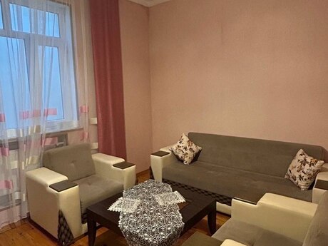 7 otaqlı həyət evi/bağ evi - Qaraçuxur q. - 180 m²