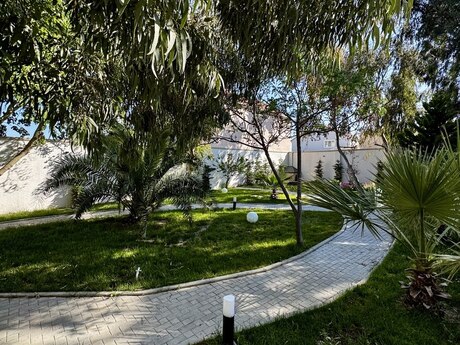 6 otaqlı həyət evi/bağ evi - Şüvəlan q. - 270 m²