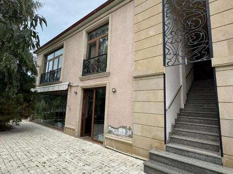 8 otaqlı həyət evi/bağ evi - Buzovna q. - 450 m²