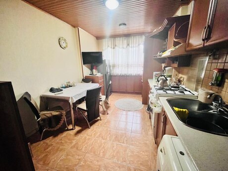3 otaqlı köhnə tikili - 8 Noyabr m. - 85 m²