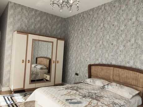 9 otaqlı həyət evi/bağ evi - Mərdəkan q. - 650 m²