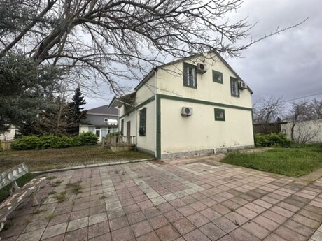 6 otaqlı həyət evi/bağ evi - Novxanı q. - 230 m²