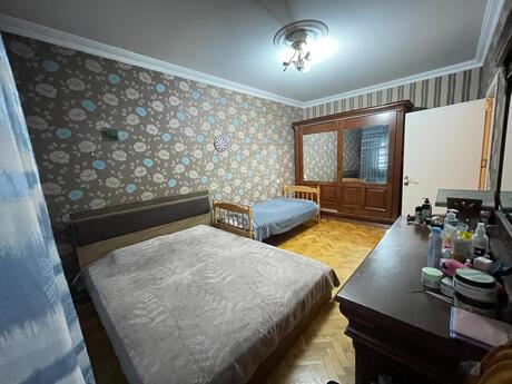 5 otaqlı köhnə tikili - 8-ci mikrorayon q. - 120 m²
