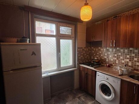 3 otaqlı köhnə tikili - İnşaatçılar m. - 70 m²