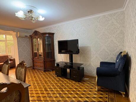 3 otaqlı köhnə tikili - 8 Noyabr m. - 90 m²