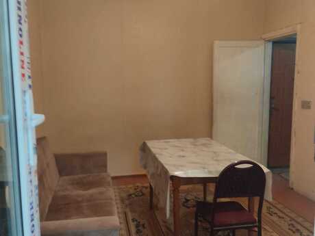 2 otaqlı köhnə tikili - 8 Noyabr m. - 65 m²