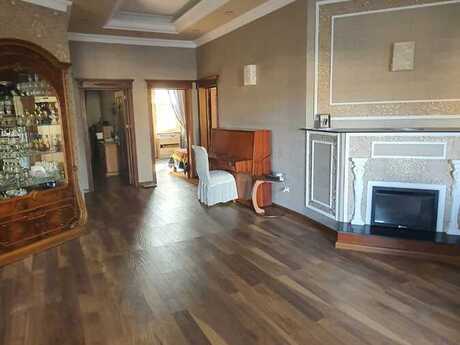 7 otaqlı həyət evi/bağ evi - Novxanı q. - 250 m²