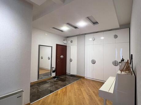 4 otaqlı yeni tikili - 8 Noyabr m. - 161.1 m²