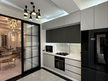 3-комн. новостройка - м. 28 мая - 110 м²