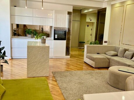 3-комн. новостройка - м. 28 мая - 100 м²