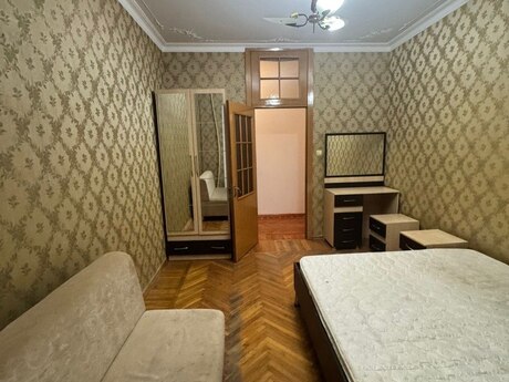 2 otaqlı köhnə tikili - 8-ci mikrorayon q. - 65 m²