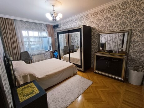 5 otaqlı köhnə tikili - 8-ci mikrorayon q. - 125 m²