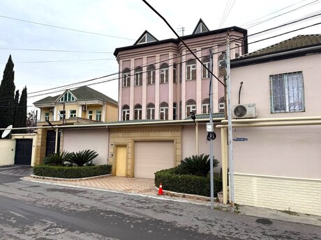 12 otaqlı həyət evi/bağ evi - Nəsimi m. - 900 m²