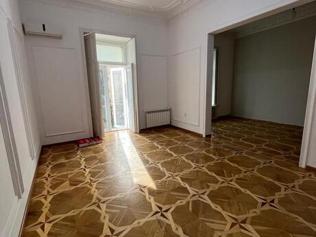 Sahildə 4 otaqlı köhnə tikili mənzil kirayə verilir, 102 m², 2 300 AZN/ay, şəkil 4 / 12